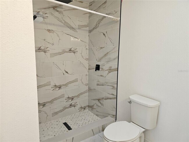 Building Photo - 826 N Horseshoe Bay Dr