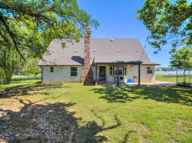 Building Photo - Beautiful 4 bedroom home. Country space, modern updates.