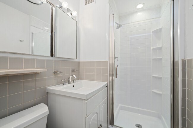 Building Photo - 555 W Cornelia Ave