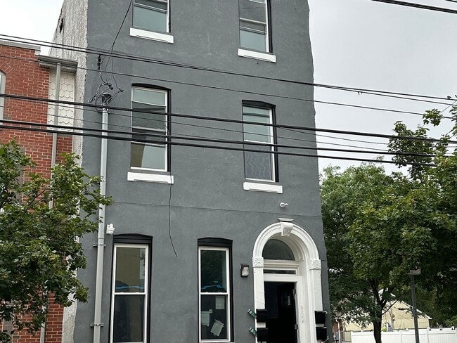 Building Photo - 1716 W Oxford St