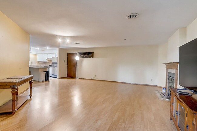 Building Photo - Charming 2-Bedroom Condo Near Campus - Ava...