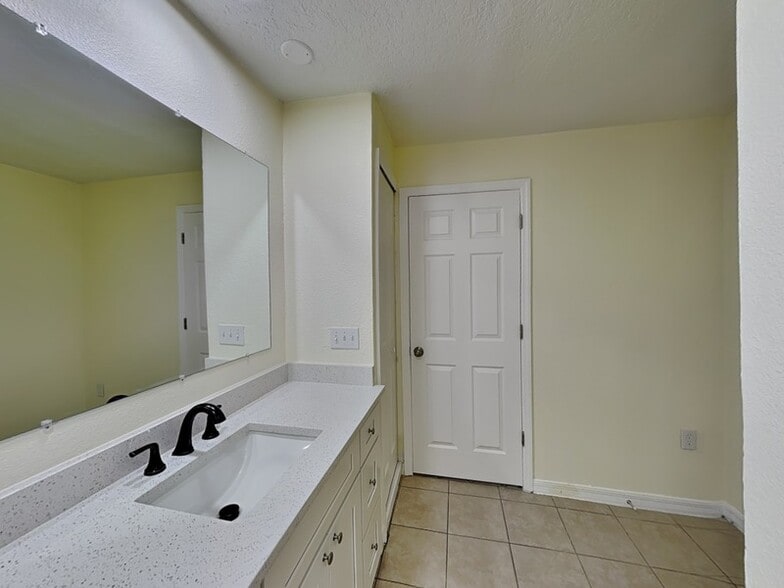 Building Photo - 465 Oak Dr