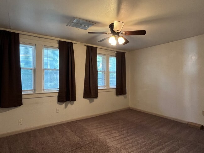 Building Photo - 3 Bedroom House for Lease!!