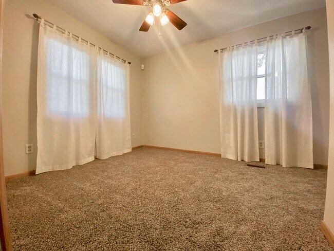 Building Photo - Three Bedroom in Battle Creek