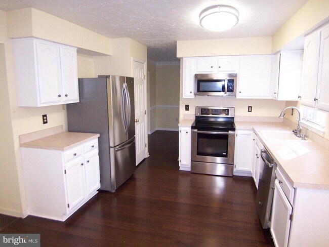 Building Photo - 411 Grasmere Dr