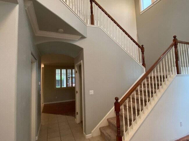 Building Photo - CLEAN AND SPACIOUS 4 BED, 2.5 BATH WITH COVERED BACK PATIO AND LUSH LANDSCAPING IN WESTLAKE COMMU...