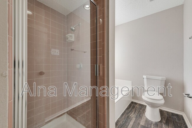 Building Photo - 1812 Medina Dr