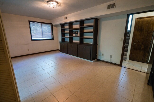 Building Photo - 3322 Robinhood Rd
