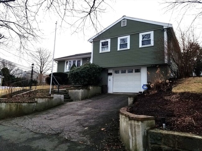 Building Photo - 225 Governors Rd