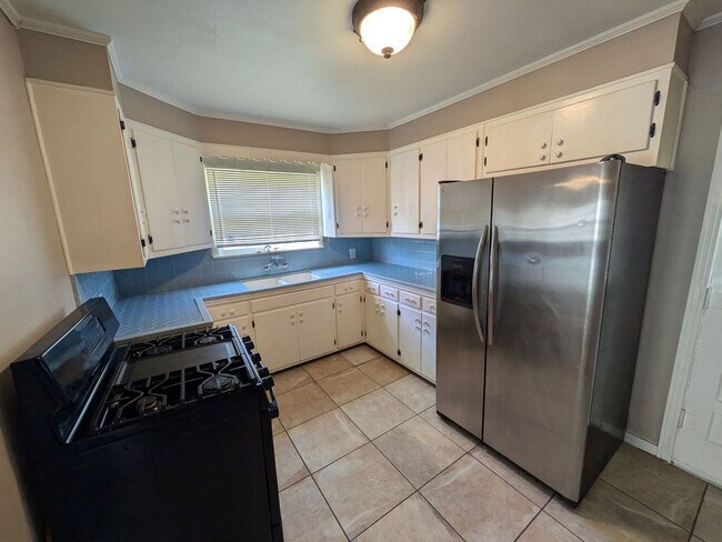 Building Photo - 3230 Maplewood Ln