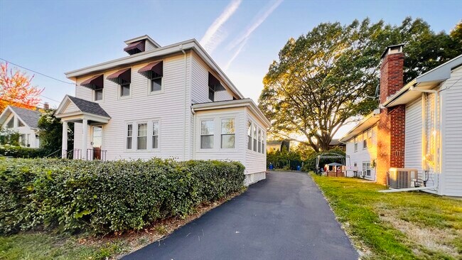 Building Photo - 164 E Elm Ave