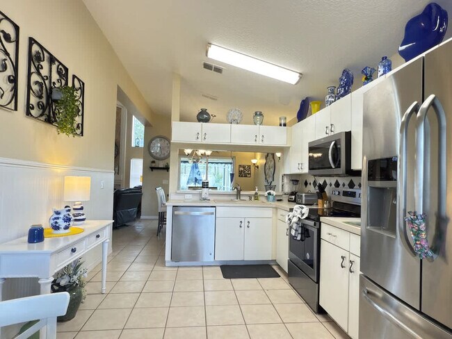 Building Photo - 900 Oxford Dr