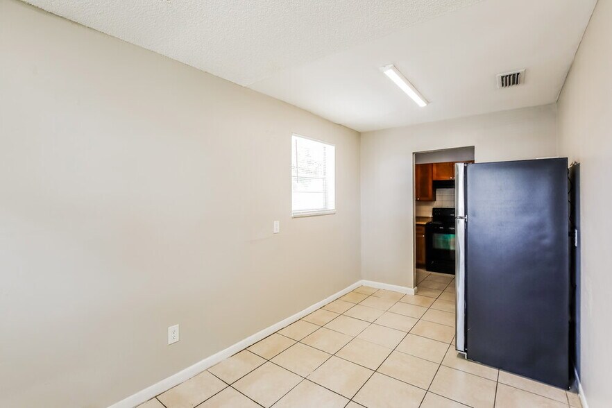 Building Photo - 933 Camellia Rd