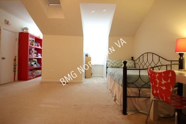 Building Photo - 2304 N Greenbrier Ct