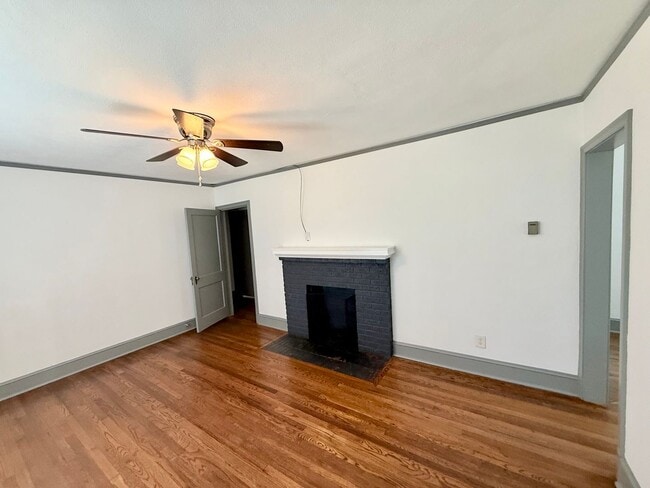 Building Photo - 3BR Normaltown Charmer