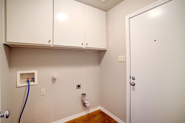 Building Photo - Available July | 4-bedroom 2 bath home in ...