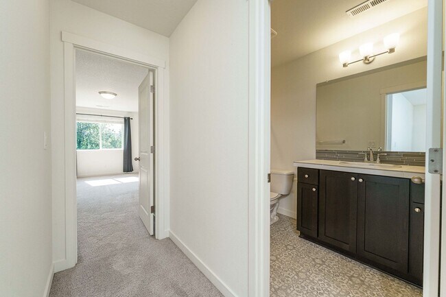 Building Photo - Light, Bright & Move-In Ready – 3BR Gem in Prime Ridgefield Location!  (Pet Friendly)