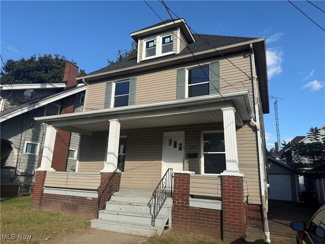 Primary Photo - 204 Broad Ave NW