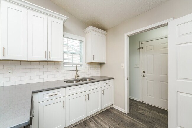 Building Photo - 509 Sarah's Ln