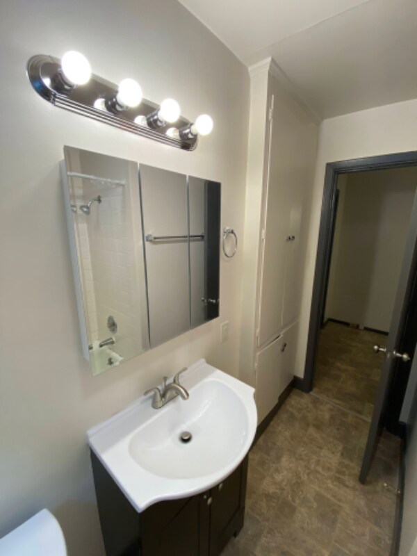 Building Photo - 2033 Shelly St