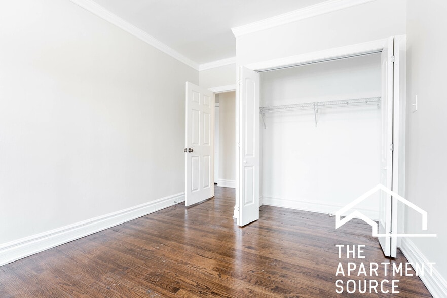 Building Photo - 3825 N Greenview Ave