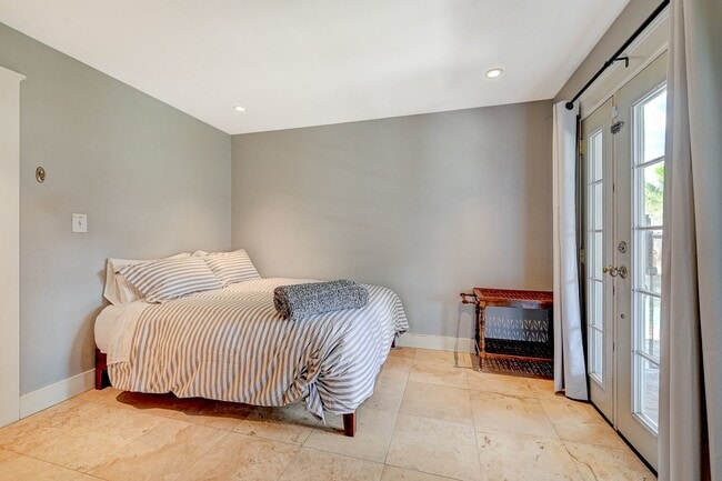 Building Photo - Charming 4 bedroom 3 bath fully furnished pool home in the heart of spring valley!