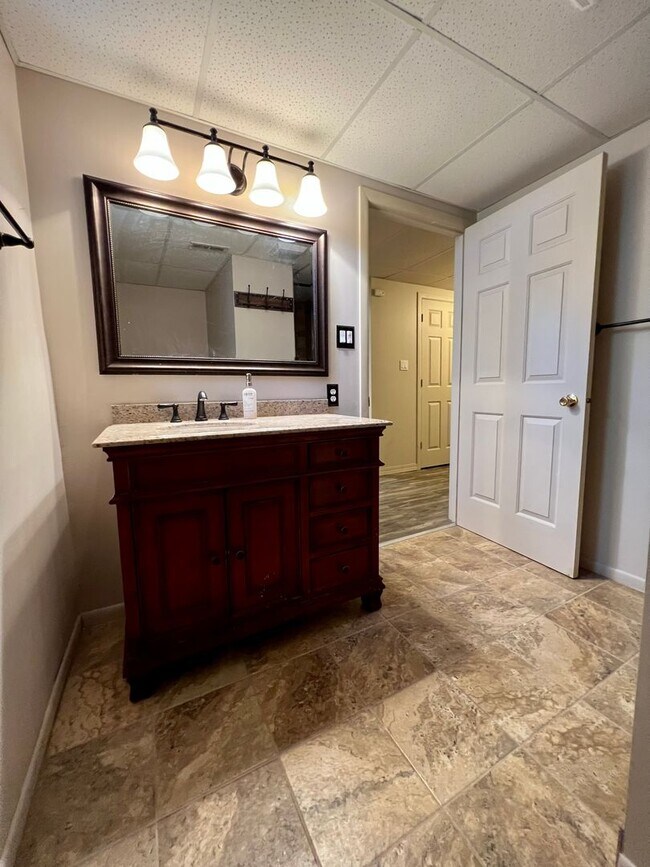 Building Photo - Country living home