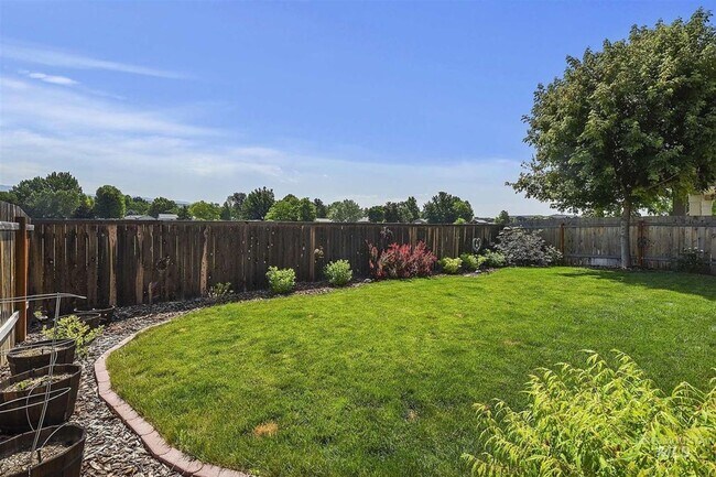 Building Photo - Pet Friendly Home Near The Foothills!