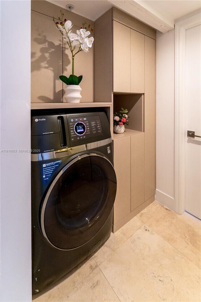 Building Photo - 848 Brickell Key Dr