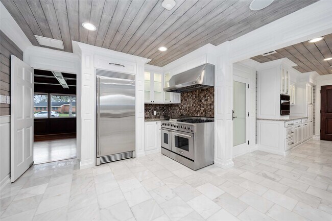 Building Photo - 4031 Fernwood Dr