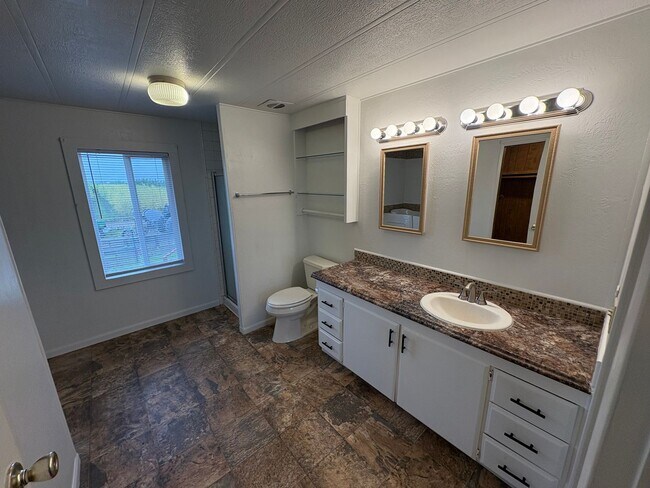 Building Photo - Pleasant Country Home Available Now!