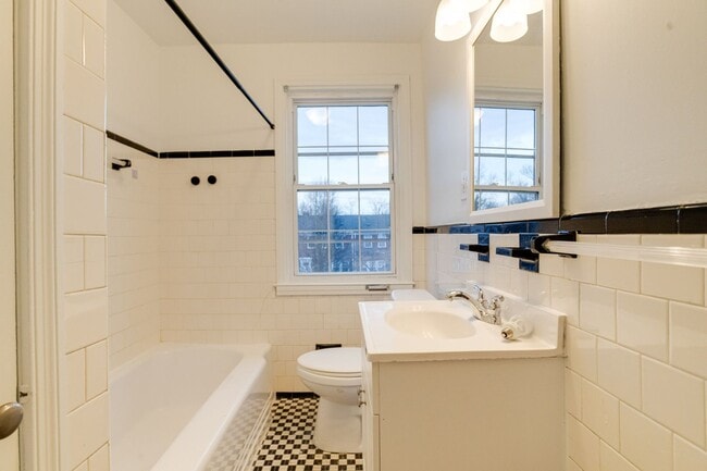 Building Photo - 1809 Glen Ridge Rd