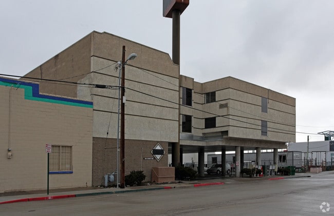 Building Photo - USA Manors