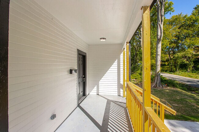 Building Photo - 306 S Schiller St