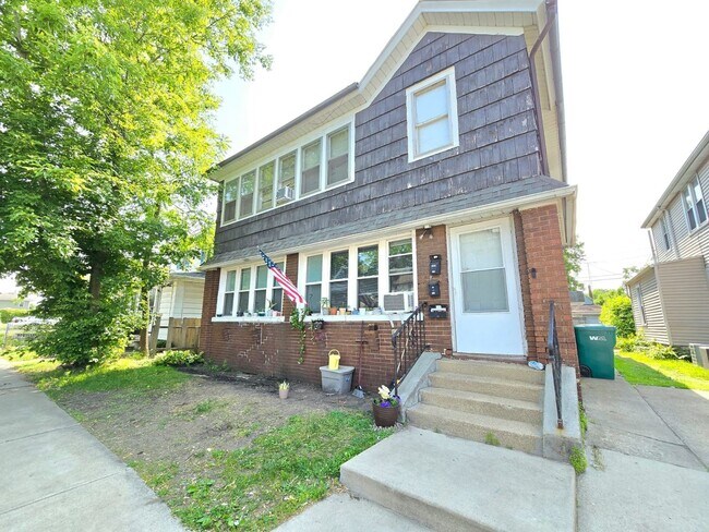 Primary Photo - 319/321/323 S West St