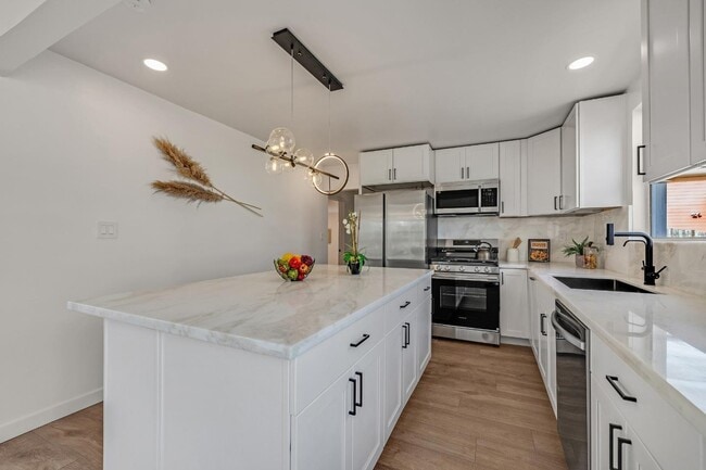 Building Photo - 4730 Melrose Ave