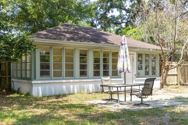 Building Photo - BILOXI - ADORABLE LITTLE COTTAGE - CLOSE TO KEESLER AND THE BEACH