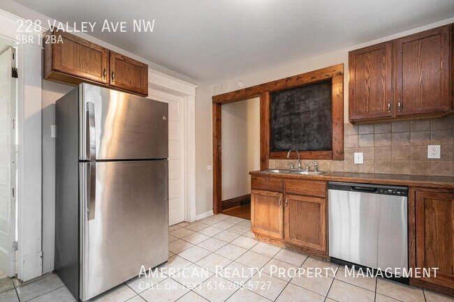 Building Photo - 228 Valley Ave NW