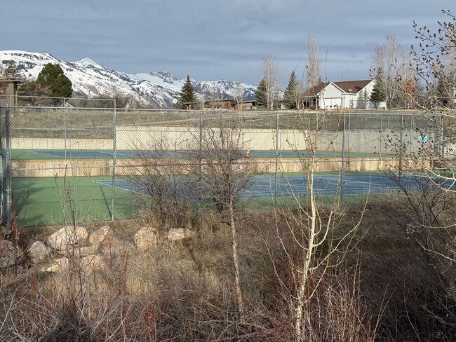 Building Photo - Beautiful condo with walk out entry and 2 parking stalls