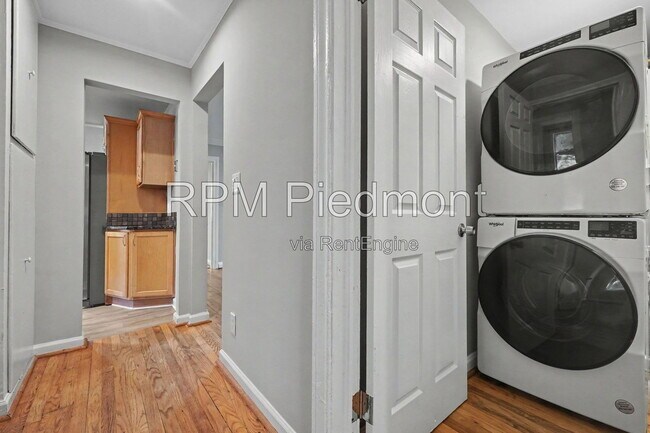 Building Photo - 1231 Stoneybrook Dr SE