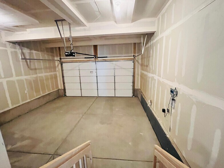 Building Photo - 637 Lillibrook Pl