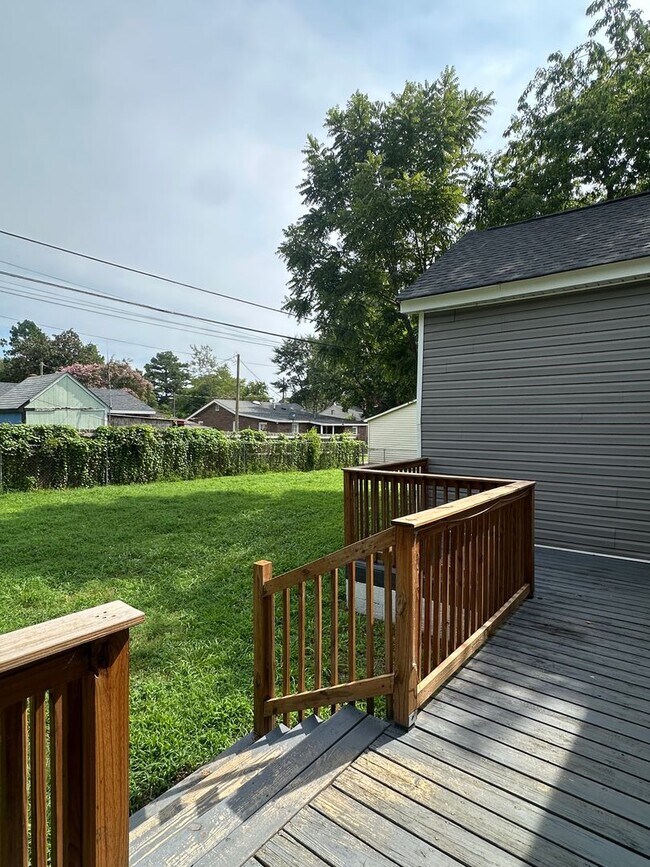 Building Photo - 1008 Speight St