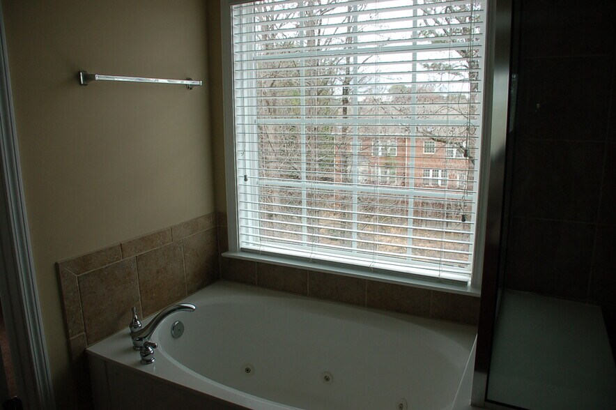 Building Photo - 4051 Orchard Rd