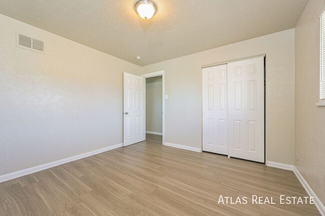 Building Photo - Nice 3 Bedroom ready for you to move in! W...