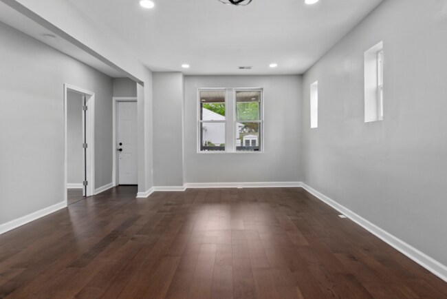 Building Photo - 729 60th Pl