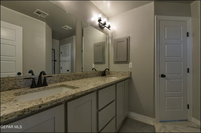 Building Photo - 600 Logwood Ave