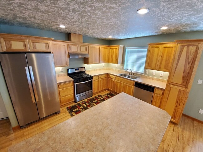 Building Photo - Pet Friendly 3 Bed / 2.5 Bath Home Near I-5