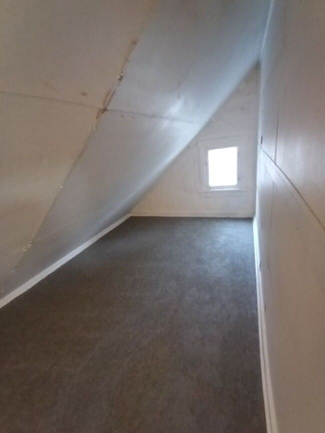 Building Photo - Charming 3 bedroom/1.5 bath Brick Home - Now Available!