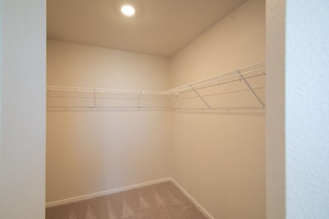 Building Photo - Beautiful newer construction 4 bed, 2.5 ba...