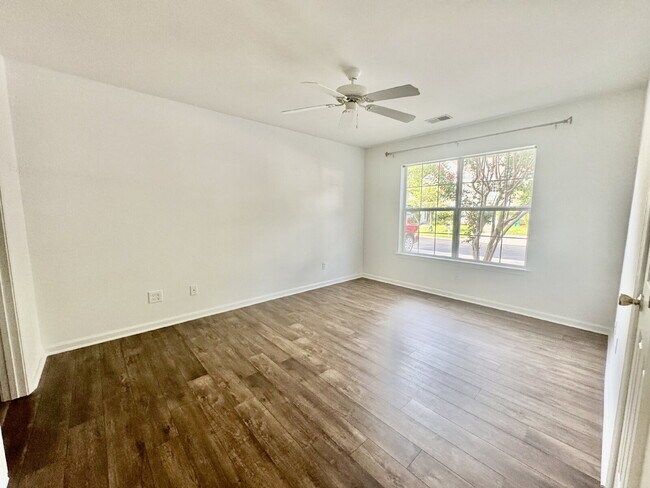 Building Photo - Four Bedroom, End Unit Townhome in the Farm!